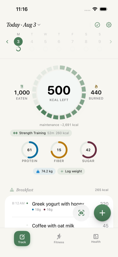 Calvin's dashboard: a ring showing 500 kcal left of the day's target, with protein, fiber and sugar rings and the day's meals listed below.